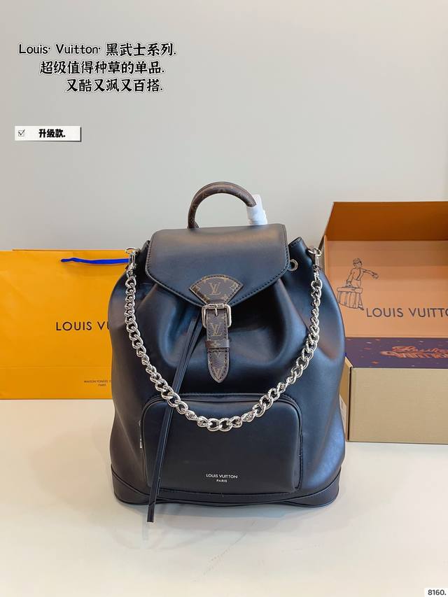 配礼盒. Lv Montsouris黑武士双肩包 颜值真的很高！糯糯的油蜡羊皮质感，很轻很软自带高級感，底座和背部是牛皮的，保証了羊皮的耐用耐造的情况下，也不失