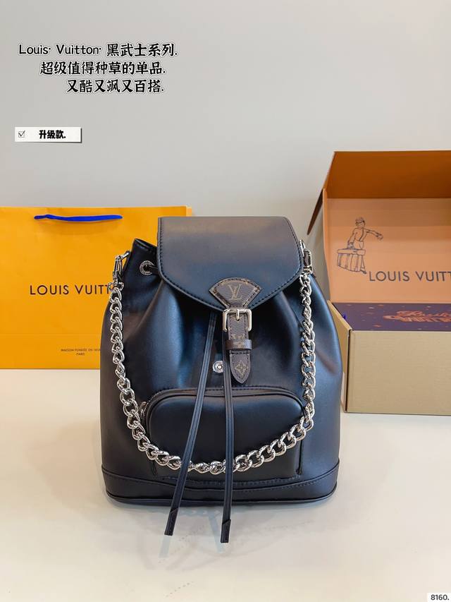 配礼盒. Lv Montsouris黑武士双肩包 颜值真的很高！糯糯的油蜡羊皮质感，很轻很软自带高級感，底座和背部是牛皮的，保証了羊皮的耐用耐造的情况下，也不失