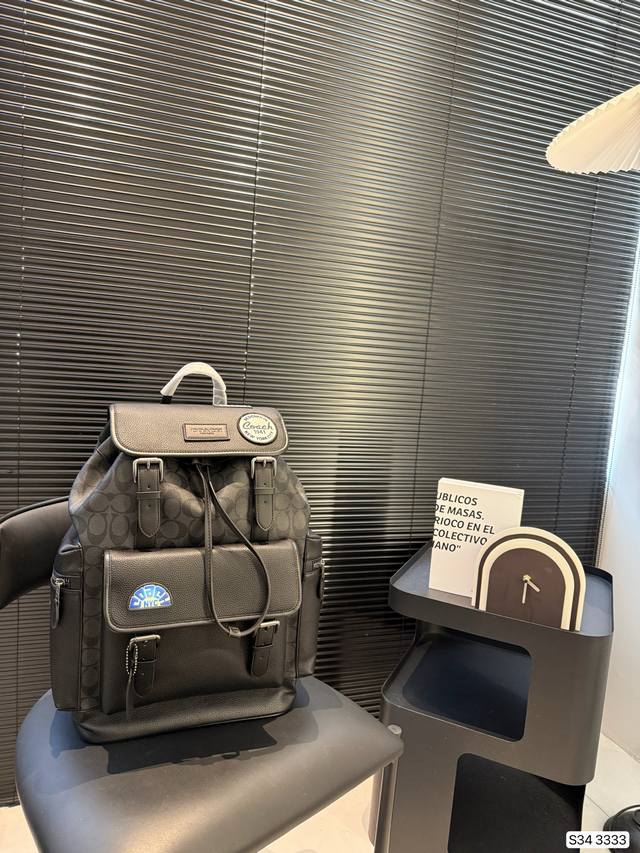 蔻驰双肩包这款双肩背包可手提 可双肩，出众的实用性，充满了都市气息的同时，又不失优雅与温柔，满满的设计感在这个包上体现得淋漓尽致，无论是日常使用还是出差旅行都是