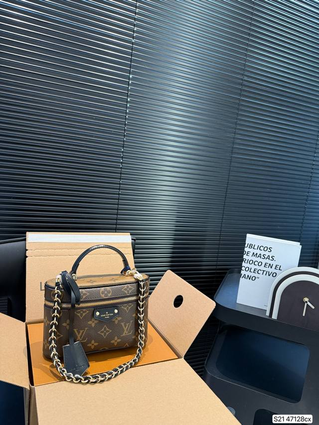 配飞机盒折叠盒子 这一季的化妆包颇受时尚界的青睐，看到第一眼就种草了！！造型很硬核 但空间很实用~走在路上就是一道行走的风景线啊。回头率杠杠的~ 而且真的好好搭