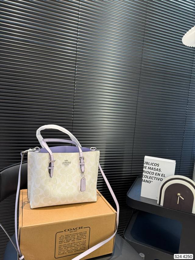 配折叠盒子 蔻驰 新款购物袋 蔻驰专柜大热款 精购物袋 打造 品质一流 原版五金 最火单品 正品打版 顶级做工 无可挑剔，爆款入手必备款 尺寸 24 20 货号