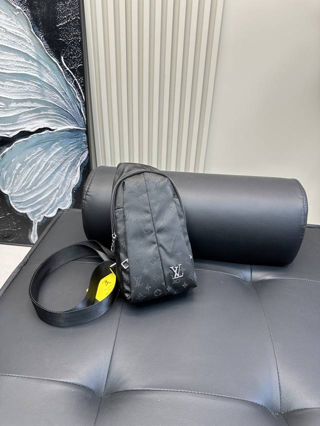 Lv胸包斜挎单肩包 采用精湛镶嵌细工 实物原厂原版面料 尺寸：14.27Cm