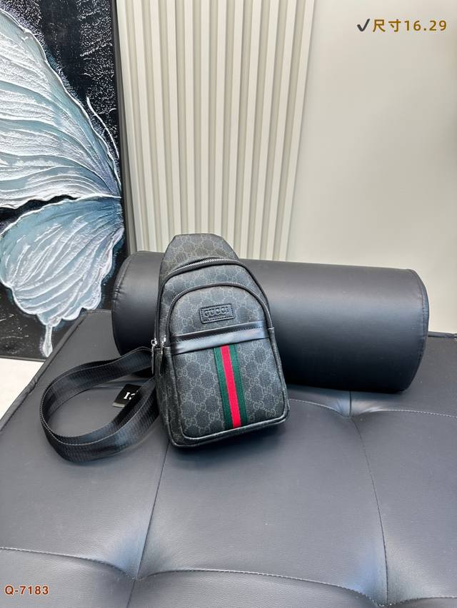 Lv胸包斜挎单肩包 采用精湛镶嵌细工 实物原厂原版面料 尺寸：16.29Cm