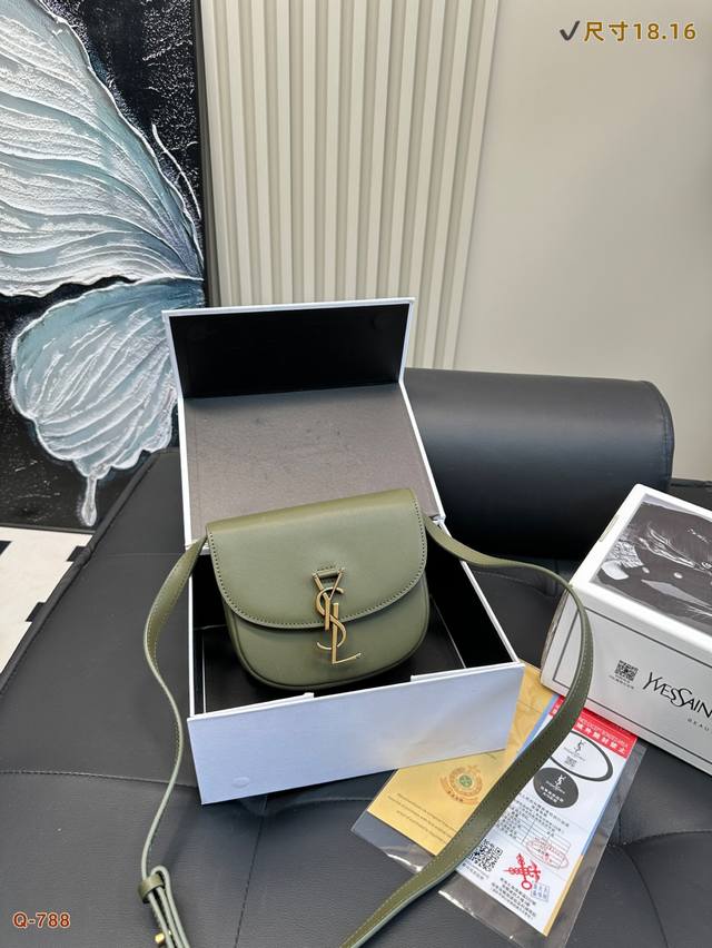 配折叠盒 尺寸18.16 圣罗兰Kaia Bag 马鞍包 娜扎同款 Yslkaia这只包包的是以美国超模Kaia的名字来命名的，独一无二的专属感。 整体风格透出
