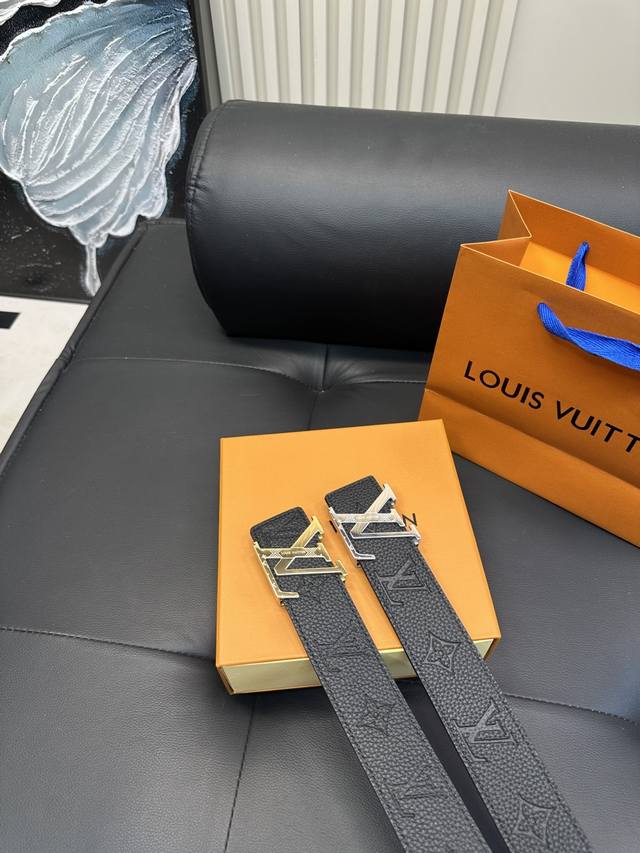 升级版 Lv！ ！高版本！！全钢带头！ 腰带 嘿哈 原单牛皮皮带～热门款 皮带里面最火的啦～质量很好 全套包装！五金绝对不褪色 皮带头和专柜一样的哦～ 配礼盒手