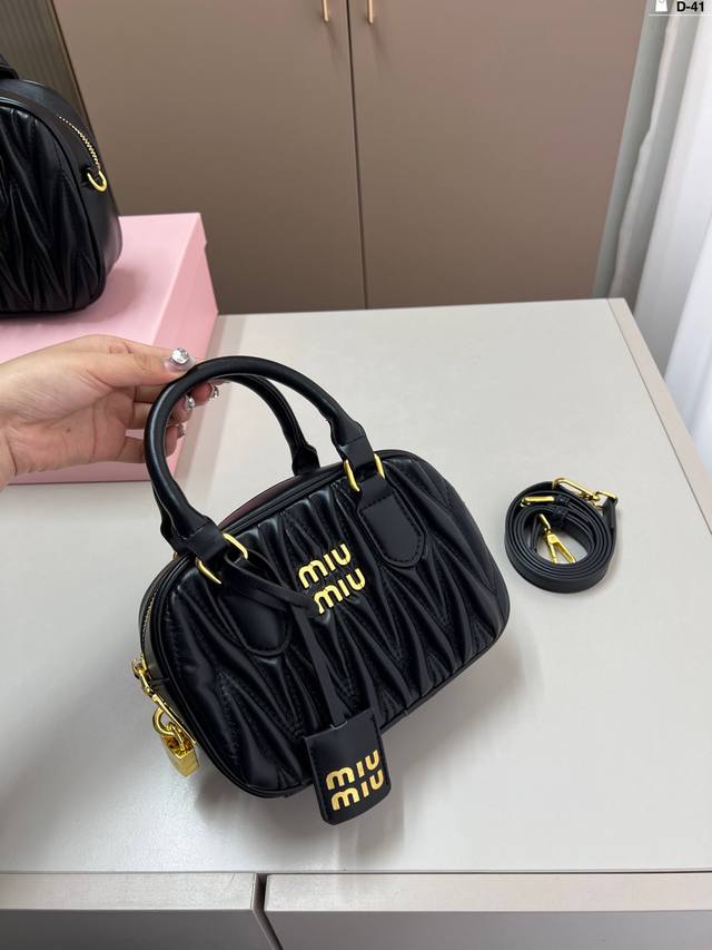 小 Miu新品 高级褶皱保龄球包 搭配小零钱包 精致独特的设计 时尚绝美 大方且与众不同 D-41尺寸20×13 24×16配盒