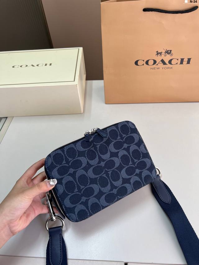 蔻驰Coach 男士相机包 时尚感超强 辦识度很高 方方正正很能装，上身也帅气 N-34尺寸20×13折叠盒