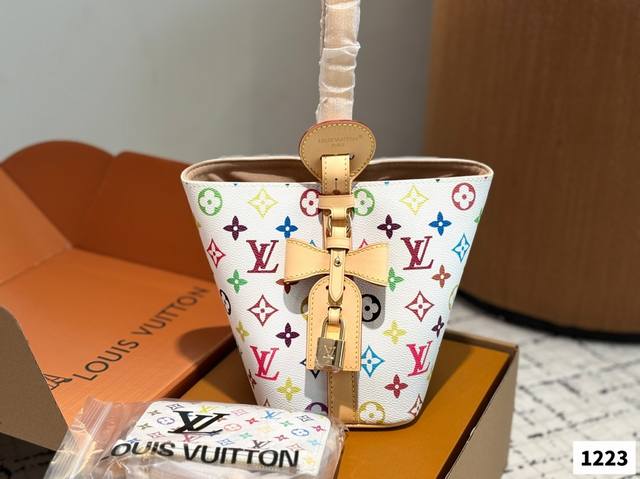 配盒子Lv All In Bb水桶包 Lv尤物人间白三彩真漂亮啊白三彩系列每一只都值得收藏，又可以搭配俏皮可爱下次想试试洒脱一点穿搭彩色老花 五彩缤纷的少女心满