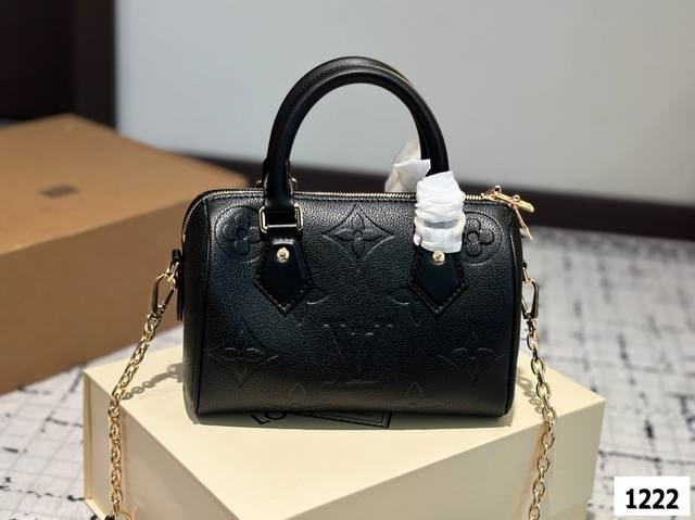 Lv 路易威登Speedy 20奶蓝色枕头包斜挎老花百搭 女包M46883本款Nano Speedy手袋选用Monogramempreinte皮革，通过压印和印