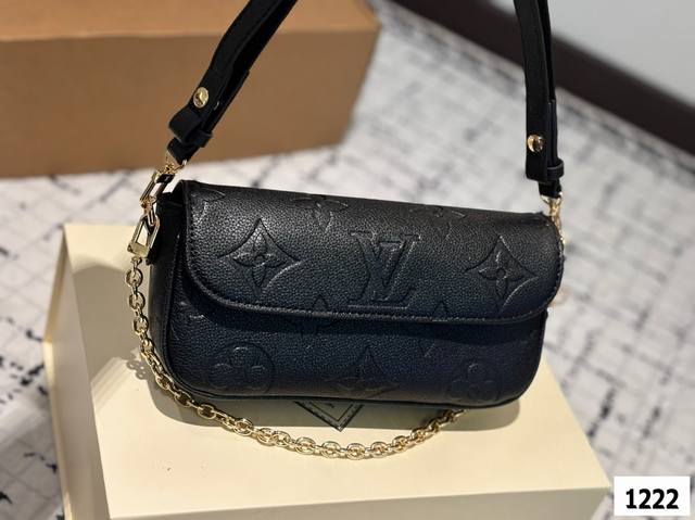 配盒 Size：22*12Cm L家 新晋爆款Ivy Woc 这个版本很难得哦！抓紧抓紧！ 出道即巅峰 双链条设计的麻将包 可斜挎可单肩可手提 内置卡槽 可爱好