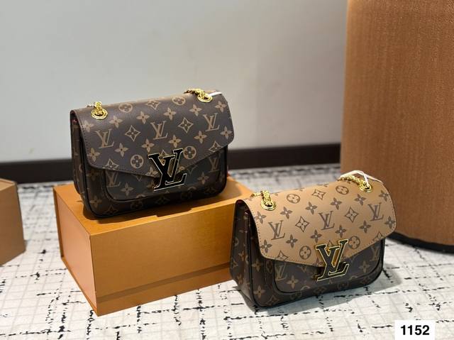 双盒 Size：24*17Cm L家 Passy老花邮差包 细细看 你会发现它越看越好看！ 实用型 隔层多 容量大 非常高级哦！ 百搭不出错！ 搜索Lv 邮差包