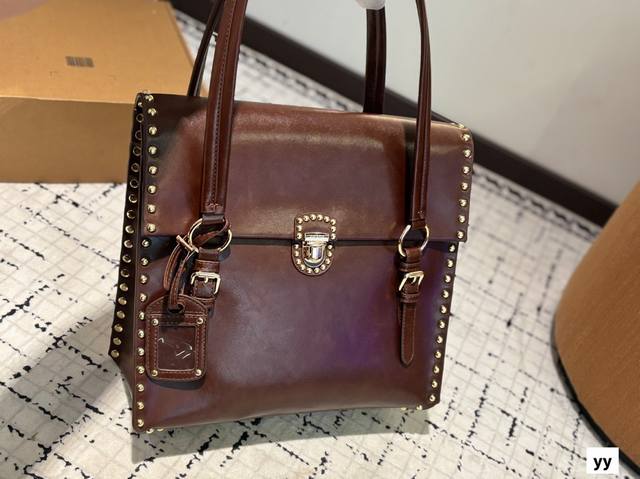 普拉达中古包 有被Prada惊艳到 金属圆环和铆钉的搭配谁懂啊复古时髦感拿捏住了 邮差包型随性又带着一点学院气息说一句全网独美不过分吧 尺寸：33 31