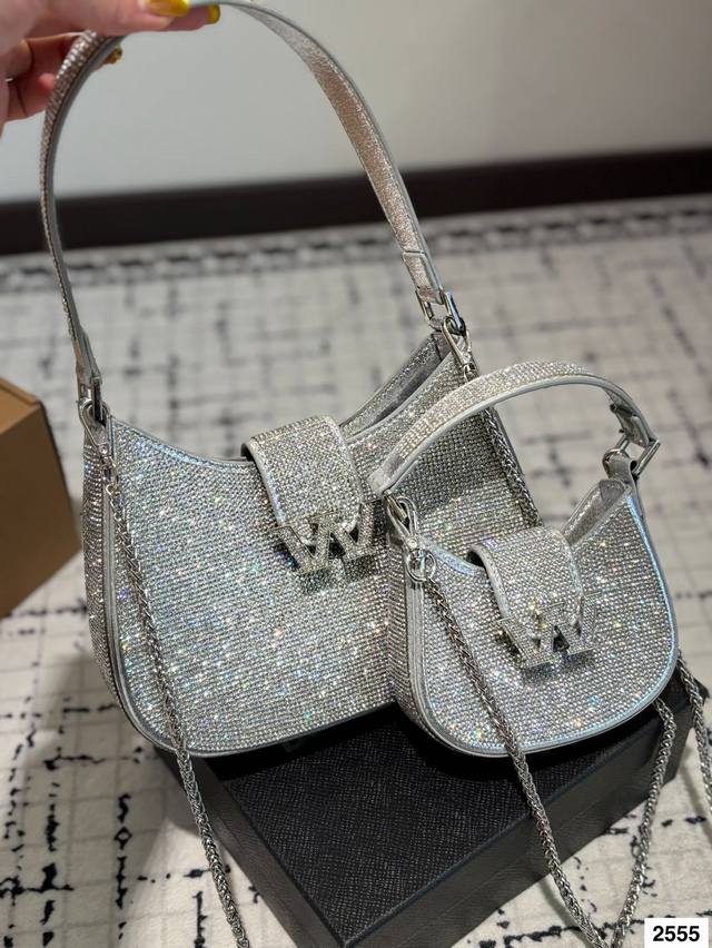 亚历山大 Aw大王水钻扣盖包 拿到手里才能感觉到它的魅力 经典百搭 优雅大气 时尚休闲 上身绝美 这份质感 小仙女们值得拥有 尺寸：21.5 14 14 10