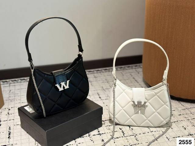 亚历山大 Aw大王水钻扣盖包 拿到手里才能感觉到它的魅力 经典百搭 优雅大气 时尚休闲 上身绝美 这份质感 小仙女们值得拥有 尺寸：21.5 14