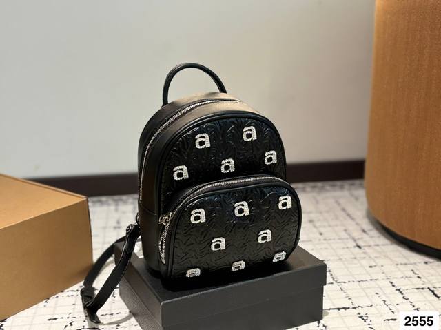 配盒子 亚历山-大王双肩包 水钻字母 拿到手真的特别惊喜 手感很好 各位辣妹心动了吗 尺寸：20.19