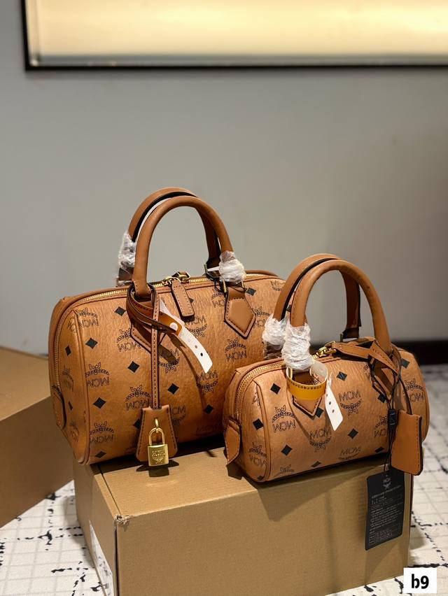 Mcm 波士顿枕头包 干干净净 搭配休闲风的穿搭 舒适又有活力 尺寸18 11 26.15