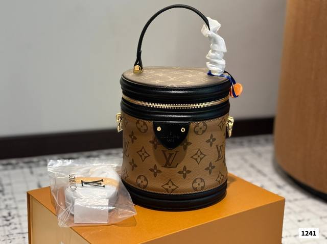 Lv Canne 发家致富第一-步■入个Lv发财桶使用率100%的这款Lv圆桶 容量真的巨巨巨大++ 手机 粉饼 卡包都塞得下 怪不得总有人说它是“饭桶”品 包