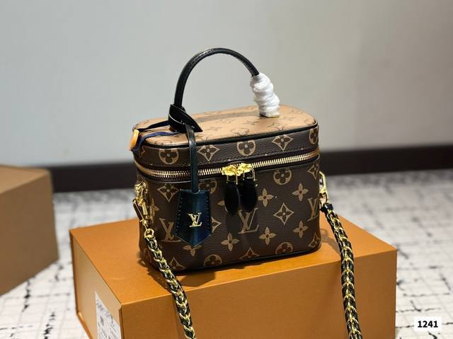 Lv 2025 Vanity Chain Pouch 手袋 包包 Vanity Chain Pouch 手袋以经典化妆箱为灵感，同样采用 Monogram 和