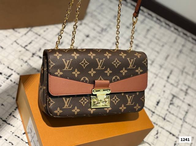 Lv时尚感拉满 这款容量也很Nice 还做了收口设计，放再多东西也不怕掉啦 这款有两根链条，可以随意切换 金属链条是我比较喜欢的，手拎和单肩都好看 秋冬搭配上大