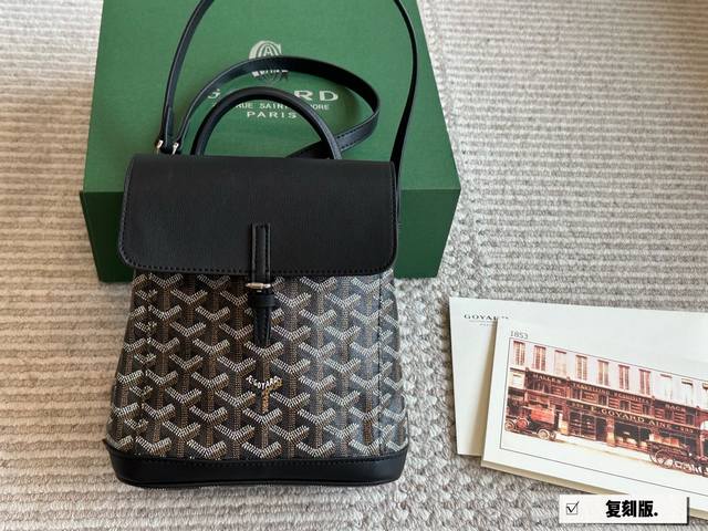 配皮 Size：20*23Cm 背不腻的Alpin Mini Goryar D戈雅双肩包 自重很轻哦！ 背法也可以随意切换 Mini Size上身的休闲时髦感