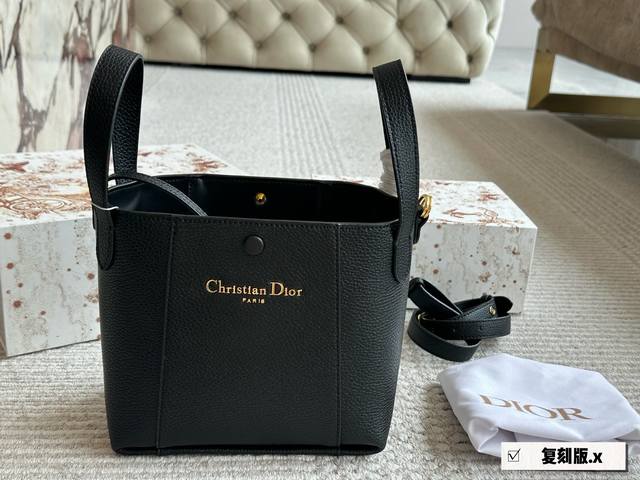 配盒 这款Signaturea水桶包是二零二五春夏成衣系列新品,突显柔软的廓形和百搭的设计。采用蓝色Oblique印花面料等材质精心制作饰以同色调光滑牛皮革细节