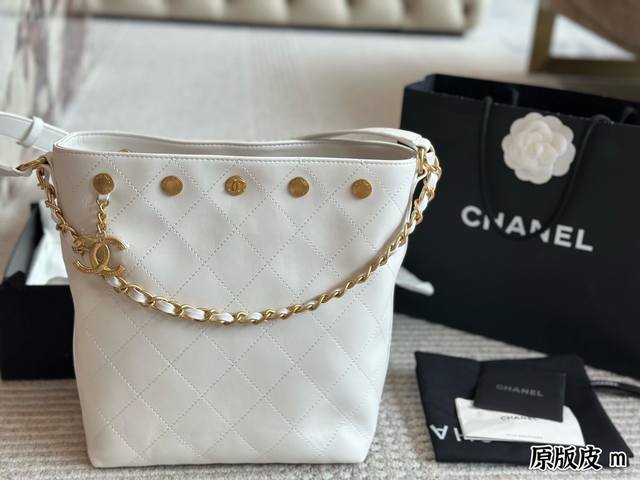 Chanel香奈儿25P新款铆钉水桶包25P新款 香奈儿铆钉水桶包,甜酷女孩必备 与以往香奶奶优雅风格不同,它走的是个性朋克风,铆钉元素酷飒十足,搭配圆鼓鼓的包 Chanel香奈儿25P新款铆钉水桶包25P新款 香奈儿铆钉水桶包,甜酷女孩必备 与以往香奶奶优雅风格不同,它走的是个性朋克风,铆钉元素酷飒十足,搭配圆鼓鼓的包