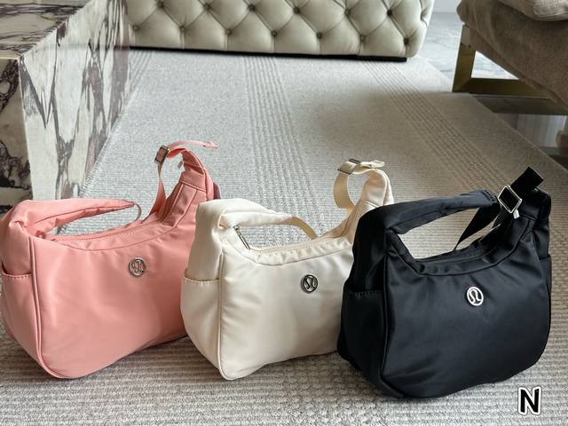 会有人不爱这个包嘛 Lululemon 饺子包 Lululemon饺子包真的超级轻，又好背~容量超级大~简简单单，日常百搭~ Lululemon Pleated