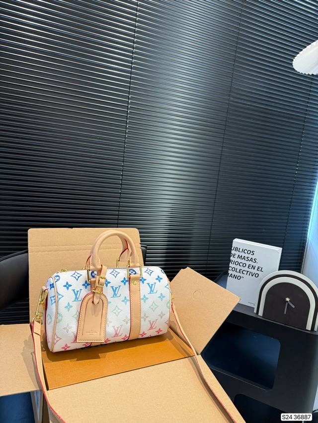 配飞机盒折叠盒子 Lv枕头包 Keep手提单肩斜挎款式 宝宝们抓紧来订哈 版型经典不过时 一直深受洋气美妞们喜欢！尺寸：25 14 货号36887