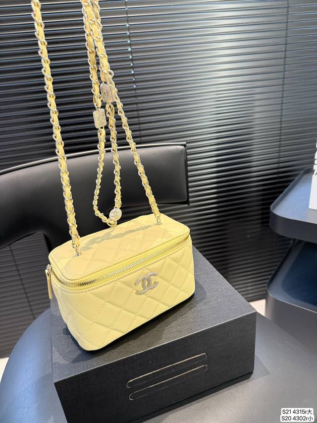 大号 小号 香奈儿化妆包 我觉得吧，每个爱化妆的妹子都应该有个化妆包， 出门拿上就可以走， 里面装上我们最常用的化妆品， 再也没有出门忘带口红的烦恼啦。 尺寸：