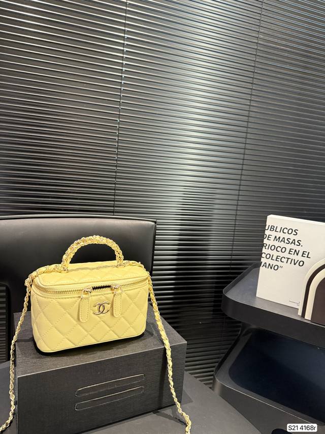 香奈儿化妆包 我觉得吧，每个爱化妆的妹子都应该有个化妆包， 出门拿上就可以走， 里面装上我们最常用的化妆品， 再也没有出门忘带口红的烦恼啦。 尺寸：16 10