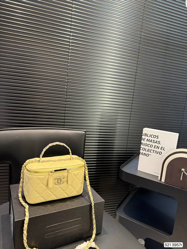 香奈儿化妆包 我觉得吧，每个爱化妆的妹子都应该有个化妆包， 出门拿上就可以走， 里面装上我们最常用的化妆品， 再也没有出门忘带口红的烦恼啦。 尺寸：16 10