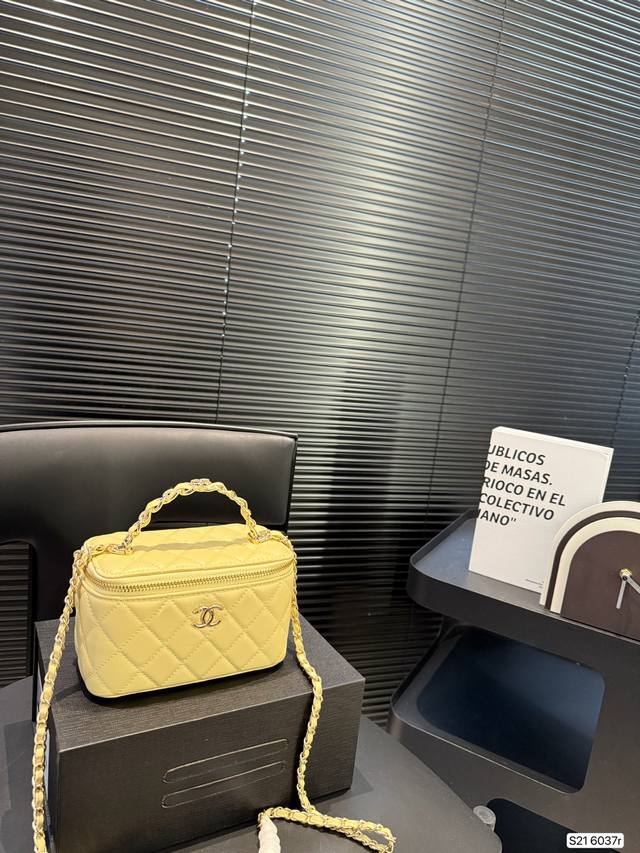 香奈儿化妆包 我觉得吧，每个爱化妆的妹子都应该有个化妆包， 出门拿上就可以走， 里面装上我们最常用的化妆品， 再也没有出门忘带口红的烦恼啦。 尺寸：16 10