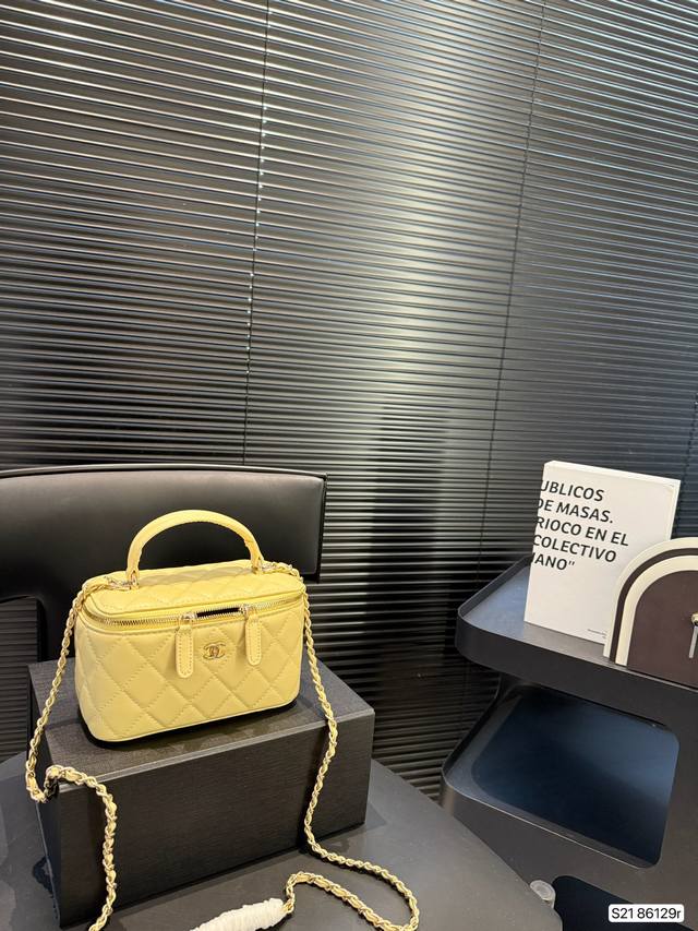 香奈儿化妆包 我觉得吧，每个爱化妆的妹子都应该有个化妆包， 出门拿上就可以走， 里面装上我们最常用的化妆品， 再也没有出门忘带口红的烦恼啦。 尺寸：16 10