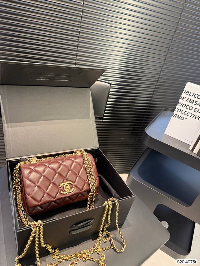 配折叠盒子 香奈儿链条包 时髦拿捏住啦 不显老气好好搭啊 而且貌美气质加成好高的呀～ 爱死了这份从容优雅 尺寸：18 12 货号4975R