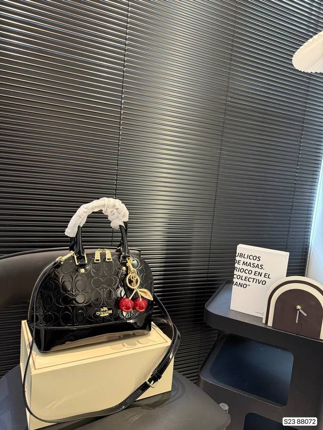 配折叠盒子 蔻驰经典贝壳包包 经典百搭适合夏夭 -可优雅可休闲 -小体积大容量满足日常需求可 尺寸：25 19 货号88072