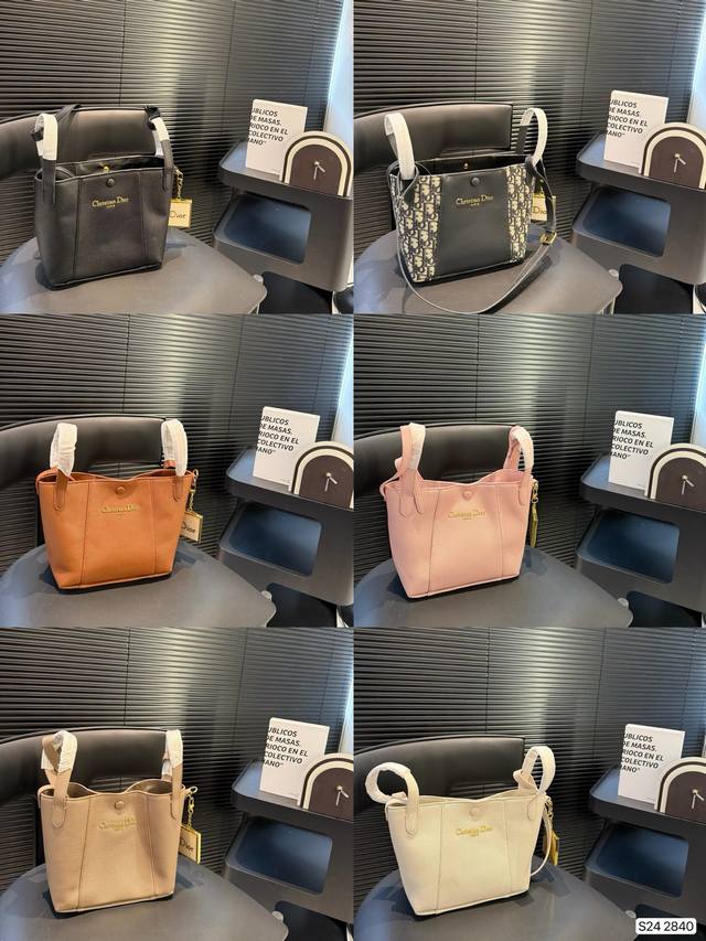 迪奥菜篮子 Dior新款Signature经典印花水桶包来袭~ 简直是美国队长级别的百搭时尚单品走过路过千万不要错过这款时尚神器，快来 Get同款吧 尺寸：20