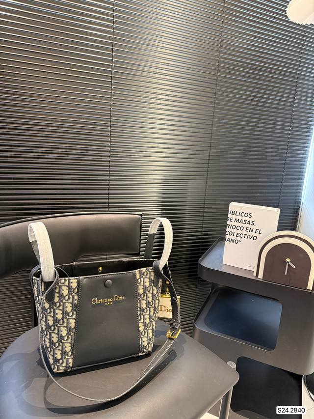 迪奥菜篮子 Dior新款Signature经典印花水桶包来袭~ 简直是美国队长级别的百搭时尚单品走过路过千万不要错过这款时尚神器,快来 Get同款吧 尺寸:20 迪奥菜篮子 Dior新款Signature经典印花水桶包来袭~ 简直是美国队长级别的百搭时尚单品走过路过千万不要错过这款时尚神器,快来 Get同款吧 尺寸:20