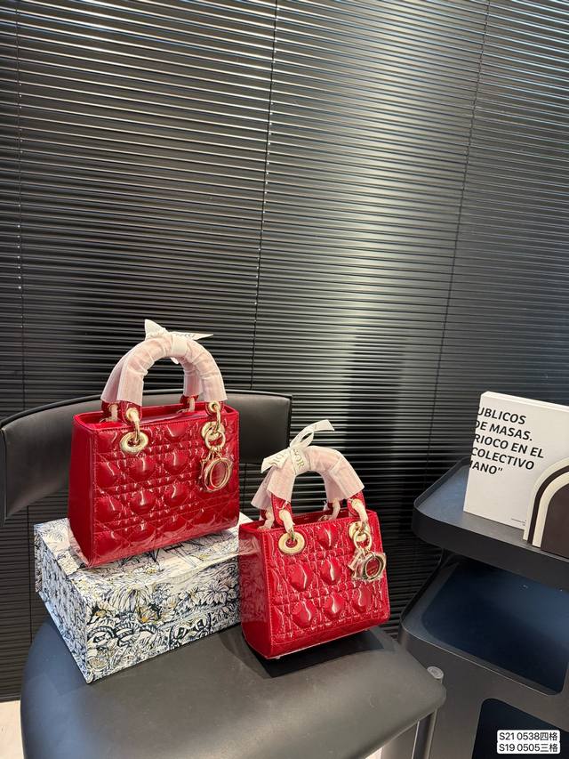 四格 三格 配折叠盒子 迪奥戴妃包中的辣妹小嗲精 单肩斜挎手提漆皮戴妃包 绝绝子上身感觉立马不一样了 戴妃这种经典的东西果然永远不会错 尺寸：四格20 17 三