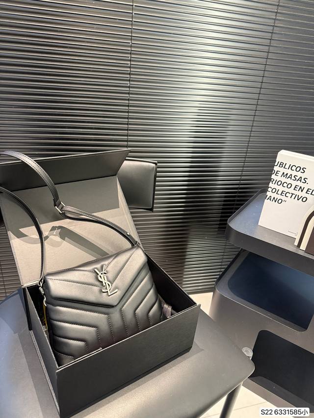 小号 配折叠盒子 圣罗兰Lou Lou 邮差包Ysi家当之无愧的入门经典款超大容量 尺寸：小号19 15 货号6331585