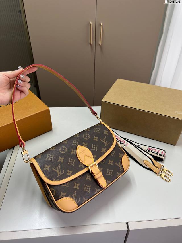 芯片版本 Lvdiane老花法棍包走秀款 单肩斜挎腋下包搭配刺绣肩带 配2个肩带 都可以拆卸 D-372-2尺寸25×13折叠盒飞机盒