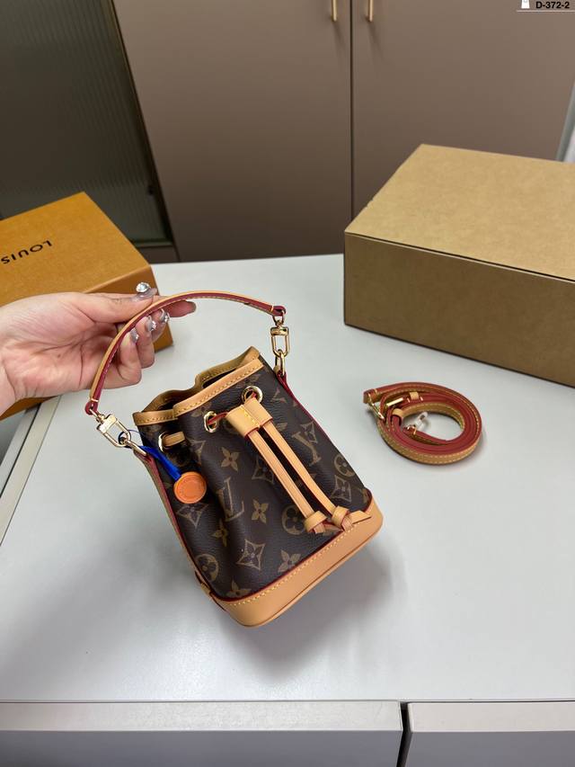 芯片版本 Lv 抽绳水桶包 上身真的太太太有质感啦 日常逛街不要太吸晴 D-372-2尺寸13×16折叠盒飞机盒