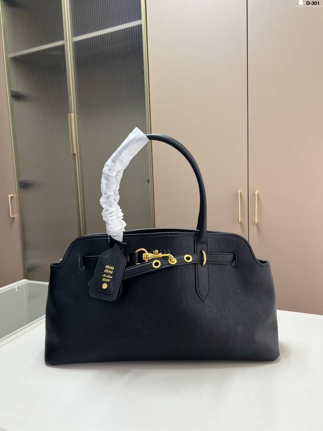 Miumiu缪缪贝壳包 看着很轻松又舒适一点也不会给人压力 拎在手上可以切确感受到高级质感 D-301尺寸44×23