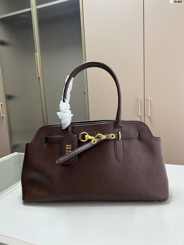 Miumiu缪缪贝壳包 看着很轻松又舒适一点也不会给人压力 拎在手上可以切确感受到高级质感 D-301尺寸44×23