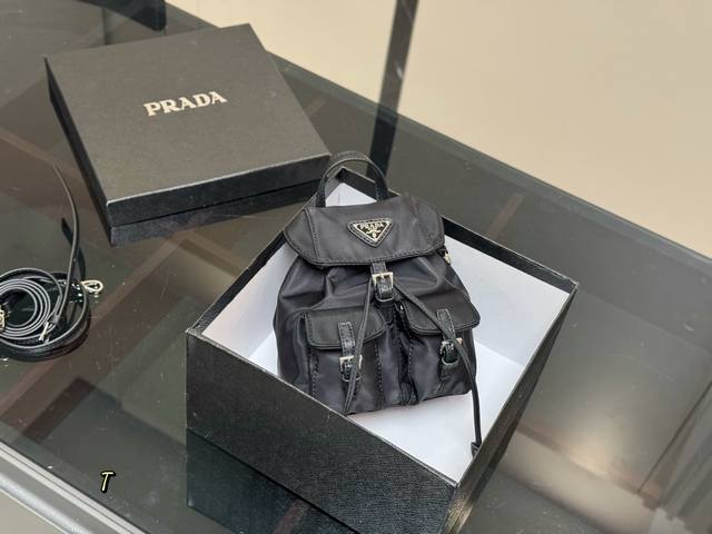 配盒 复刻版 普拉达Mini斜挎包 大小正好哦！ 它真的是穿搭神器！ 超级不好买的一款， 简直是女士的福音！ 原版尼龙材质！ 防水由耐磨 尺寸：15.17Cm