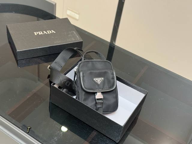 配盒 复刻版 普拉达男 女斜挎胸包 大小正好哦！ 它真的是穿搭神器！ 超级不好买的一款， 简直是男士的福音！ 原版尼龙材质！ 防水由耐磨 尺寸：12.17Cm