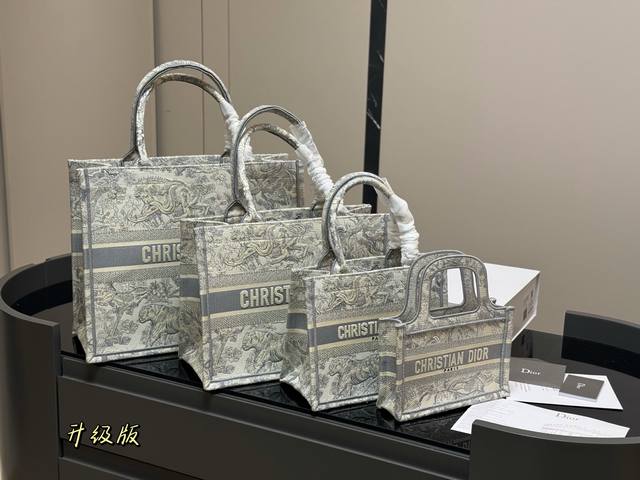配折叠盒丝巾 Dior 原版布提花 Dior Book Tote今年最喜欢的一款购物袋 Tote我用的次数最多的包 迪奥因为容量超级大 不管什么东西都向里面放