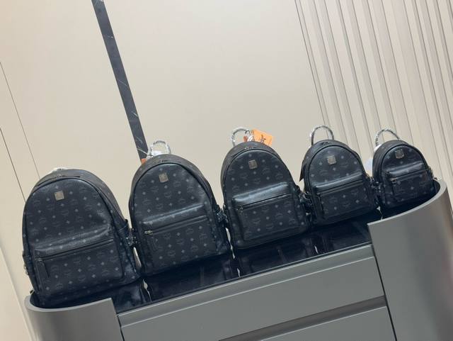 Mcm经典双肩包 立体而自然 对花剪裁 以中轴为对称中心线的上线倒向对称， 十分完整完美， 尤其包型 超有弧度感的！ 尺寸: 20*18Cm 迷你 21*27C