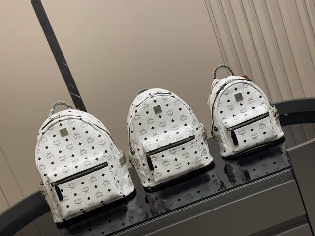 Mcm经典双肩包 立体而自然 对花剪裁 以中轴为对称中心线的上线倒向对称， 十分完整完美， 尤其包型 超有弧度感的！ 尺寸: 21*27Cm 小号 26*33C