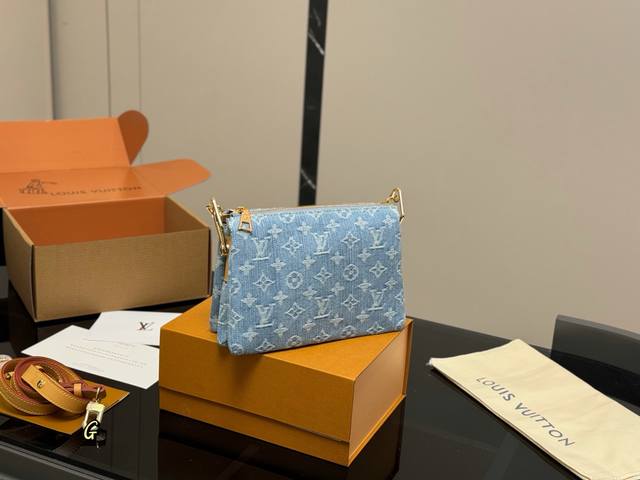 配双盒 Size:22*15Cm 这才是夏日天菜 Coussin 抱抱包真的好适合春夏啊, 牛仔元素真的百搭且随性! Lv 牛仔丹宁真的好看又舒服! 配置两条肩 配双盒 Size:22*15Cm 这才是夏日天菜 Coussin 抱抱包真的好适合春夏啊, 牛仔元素真的百搭且随性! Lv 牛仔丹宁真的好看又舒服! 配置两条肩