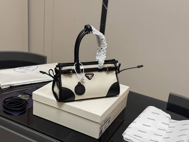 配盒 Size：26.14Cm 普拉达 帆布Soft Lux 绝对逃不过这个腋下包 容量却很大！ 日常用足够啦～ 各种Party宴会趴！